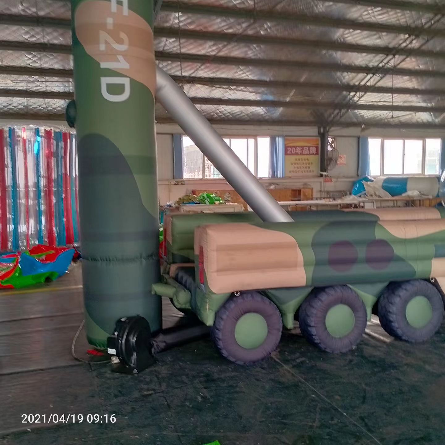 沙河口军事演习中的充气目标车辆：模拟发射车雷达车坦克飞机